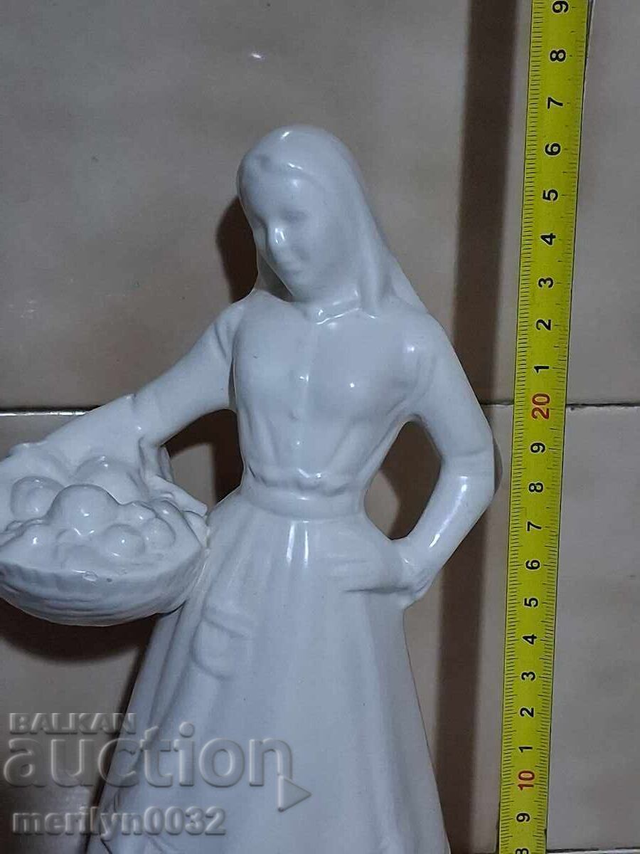 Livrarea Figurină din porțelan bulgăresc, femeie în costum popular cu coș, 1975