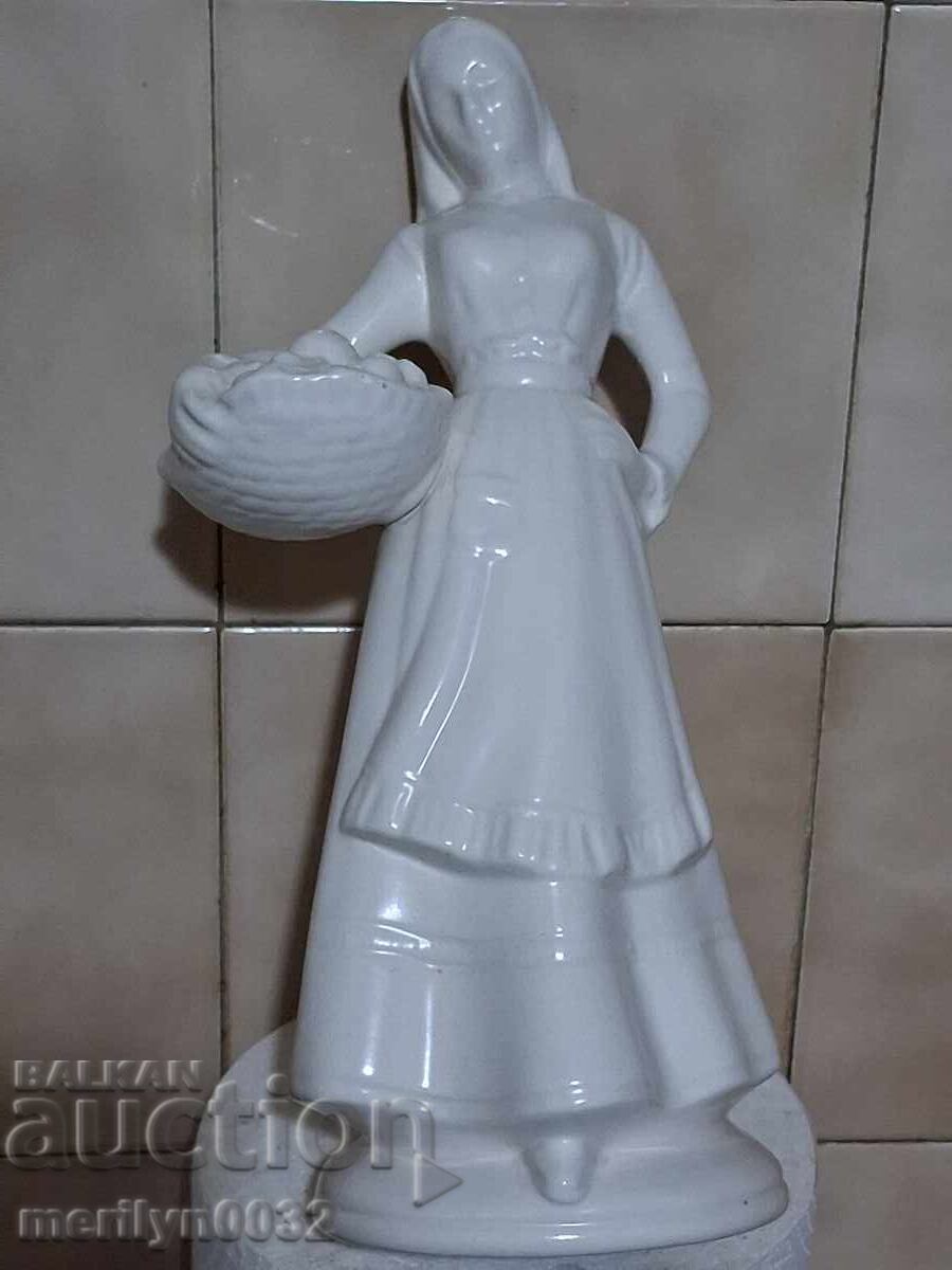 Figurină din porțelan bulgăresc, femeie în costum popular cu coș, 1975 - 5