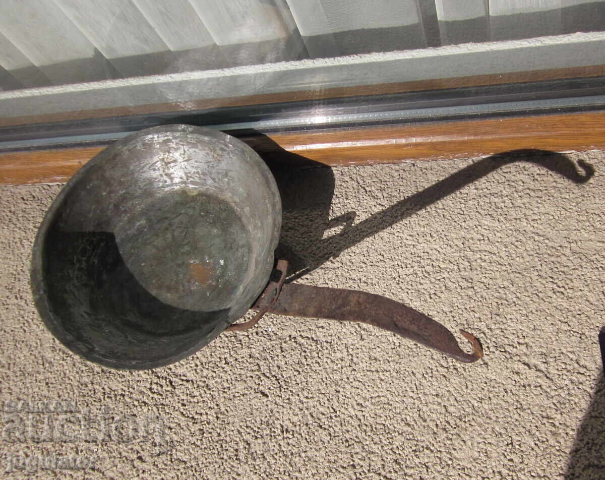 Δημοπρασία Αντίκα Βουλγαρικό χάλκινο τηγάνι από το Κάρλοβο Δημοπρασία Αντίκα Βουλγαρικό χάλκινο τηγάνι από το Κάρλοβο