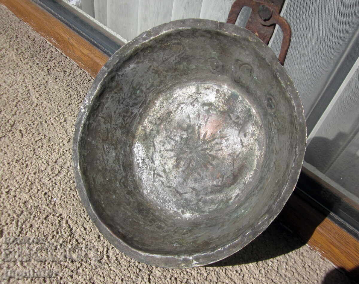 Παράδοση Αντίκα Βουλγαρικό χάλκινο τηγάνι από το Κάρλοβο Παράδοση Αντίκα Βουλγαρικό χάλκινο τηγάνι από το Κάρλοβο