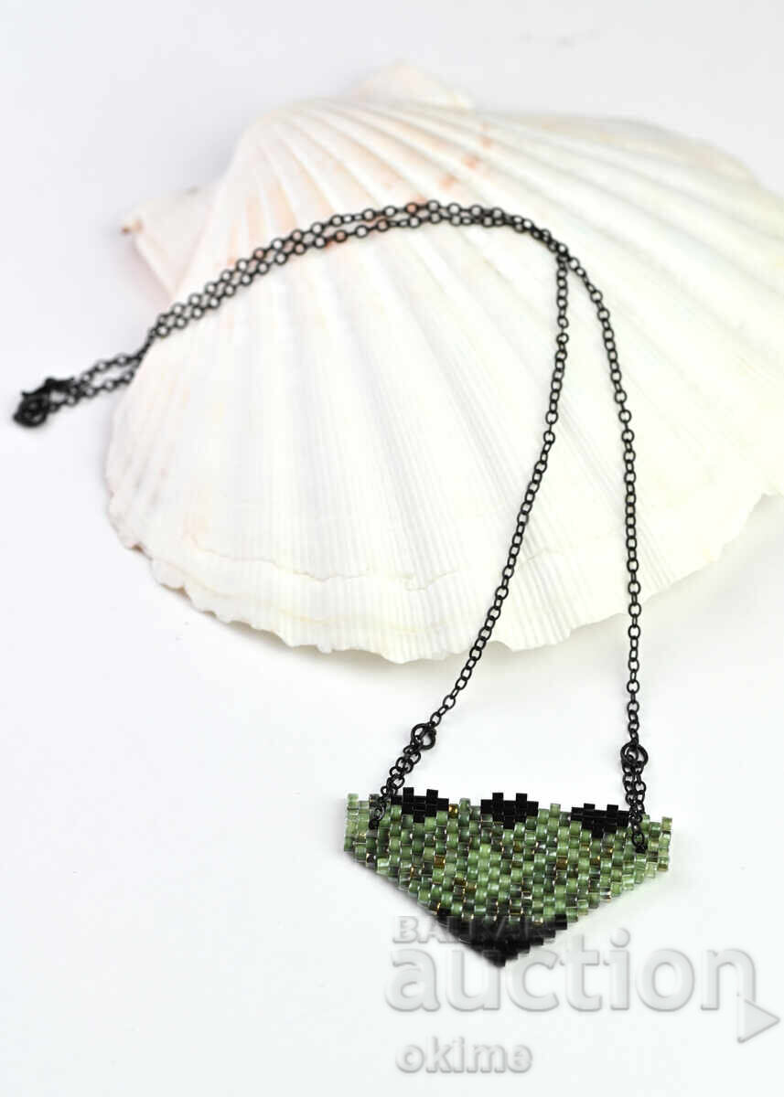 Colier verde-negru cu vârf triunghiular cu preț € 22.10 | 43.22 BGN