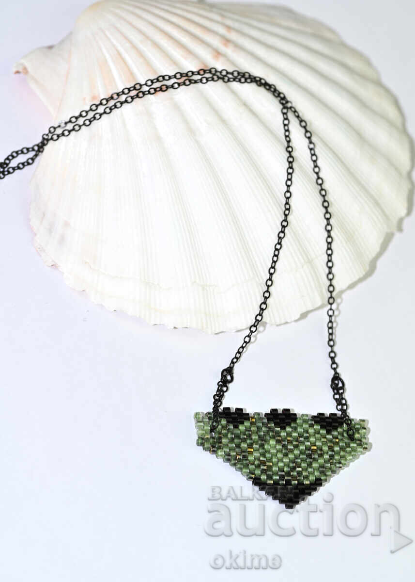 Licitație Colier verde-negru cu vârf triunghiular