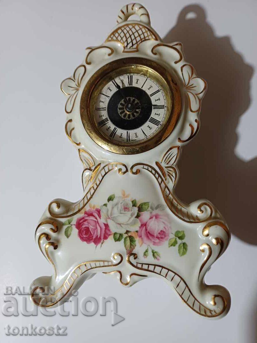 Πορσελάνινο ρολόι λειτουργεί
