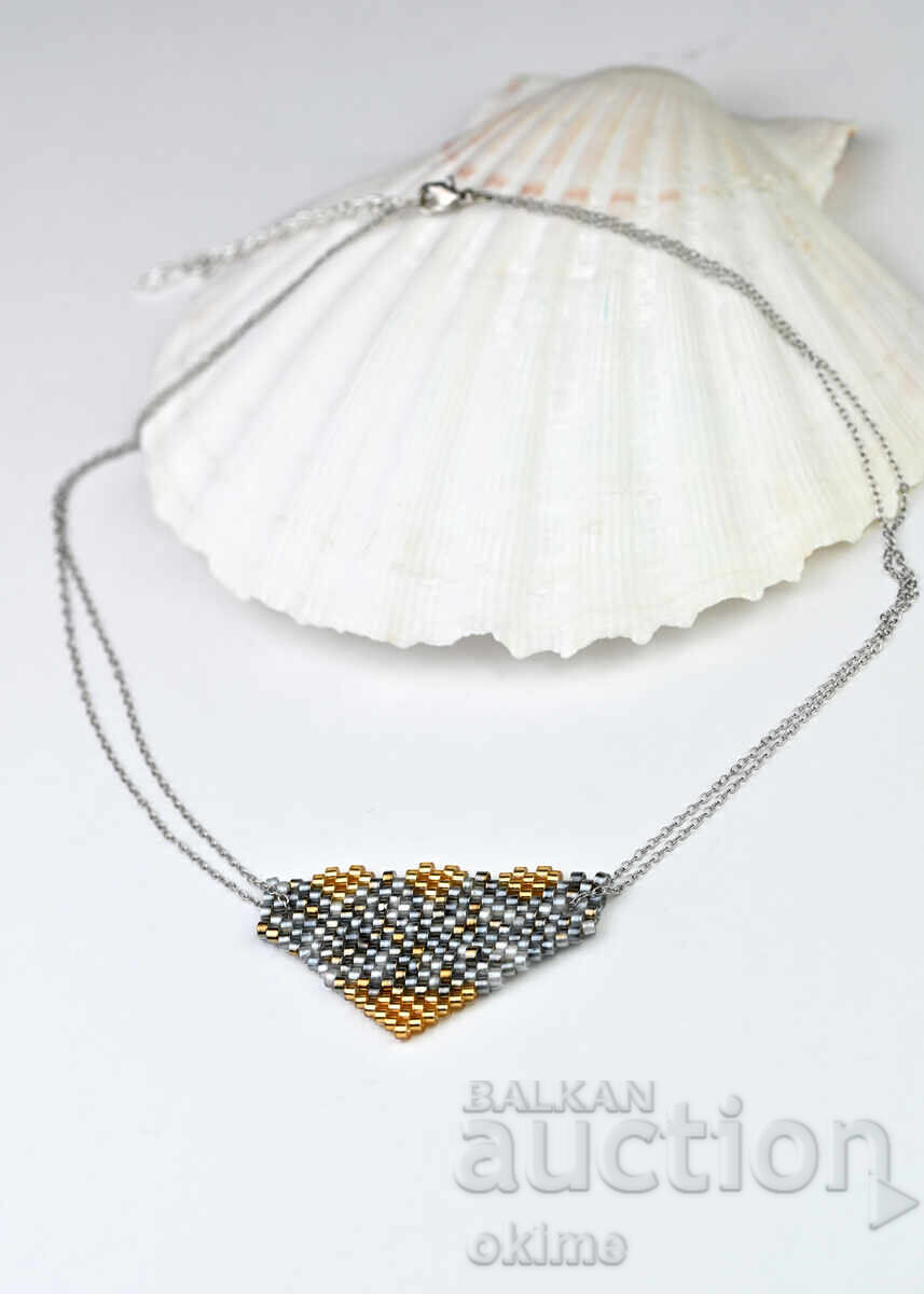 Χρυσό τριγωνικό κρεμαστό κόσμημα - κομψότητα σε γκρι και χρυσό με τιμή € 22.10 | 43.22 BGN