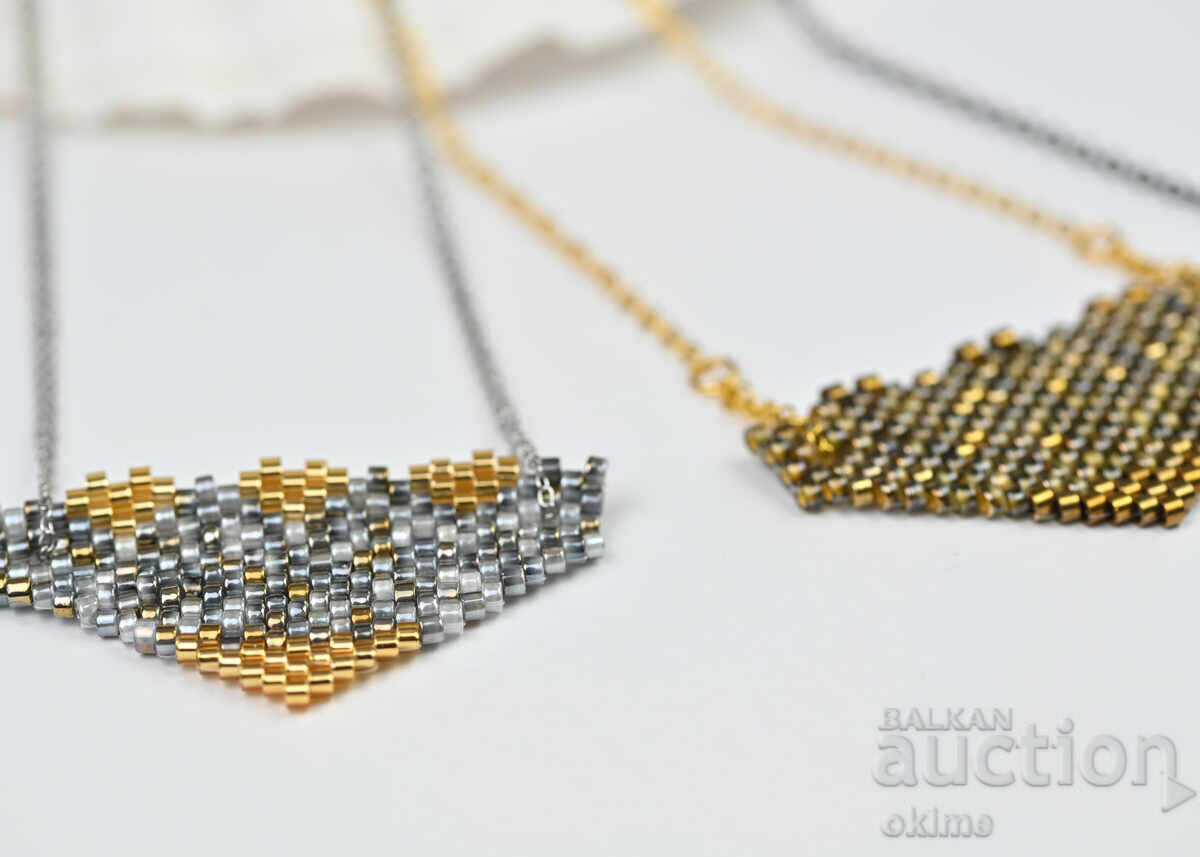 Παράδοση Χρυσό τριγωνικό κρεμαστό κόσμημα - κομψότητα σε γκρι και χρυσό