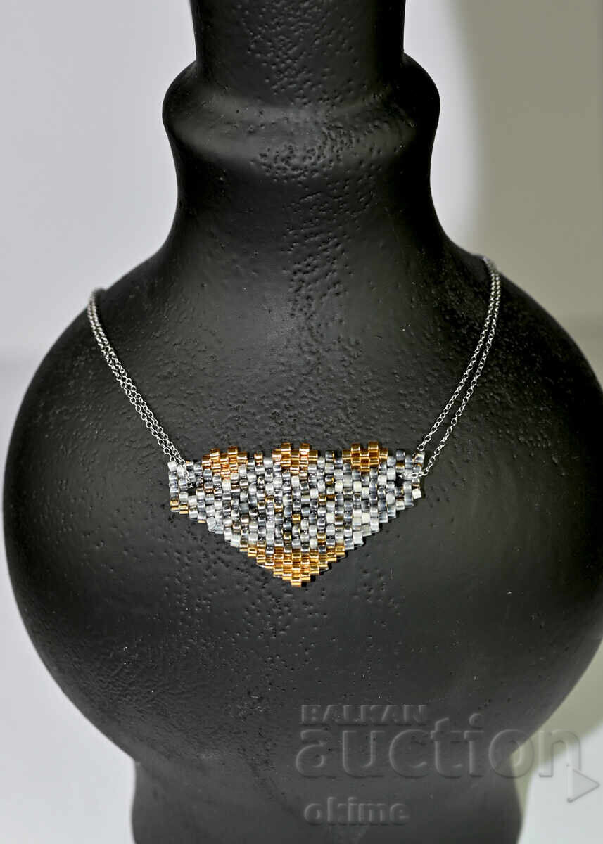 Χρυσό τριγωνικό κρεμαστό κόσμημα - κομψότητα σε γκρι και χρυσό