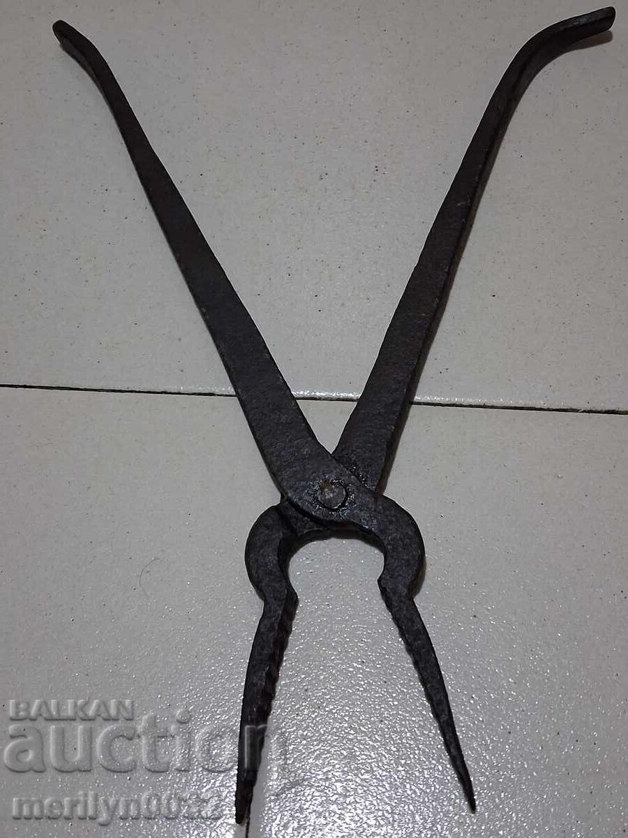 Стари ковашки клещи, керпедени, ковано желязо с цена € 39.21 | 76.69 лв.