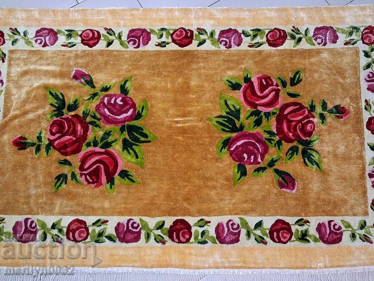 Стар плюшен ковьор за стена, черга, пано, килим картина с цена € 53.95 | 105.52 лв.