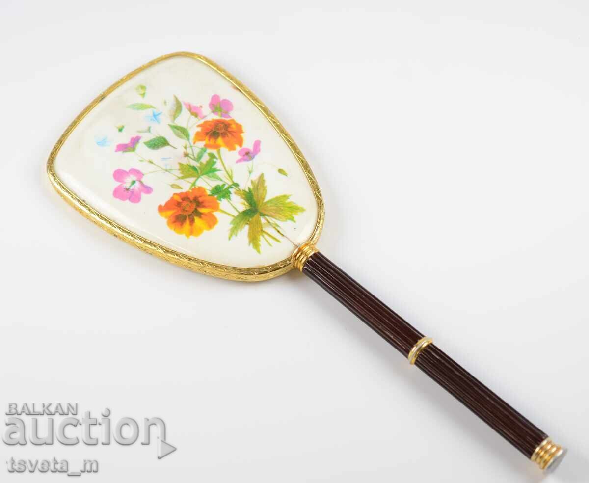 Accesoriu oglindă de toaletă vintage, lucrat manual cu preț € 3.00 | 5.87 BGN