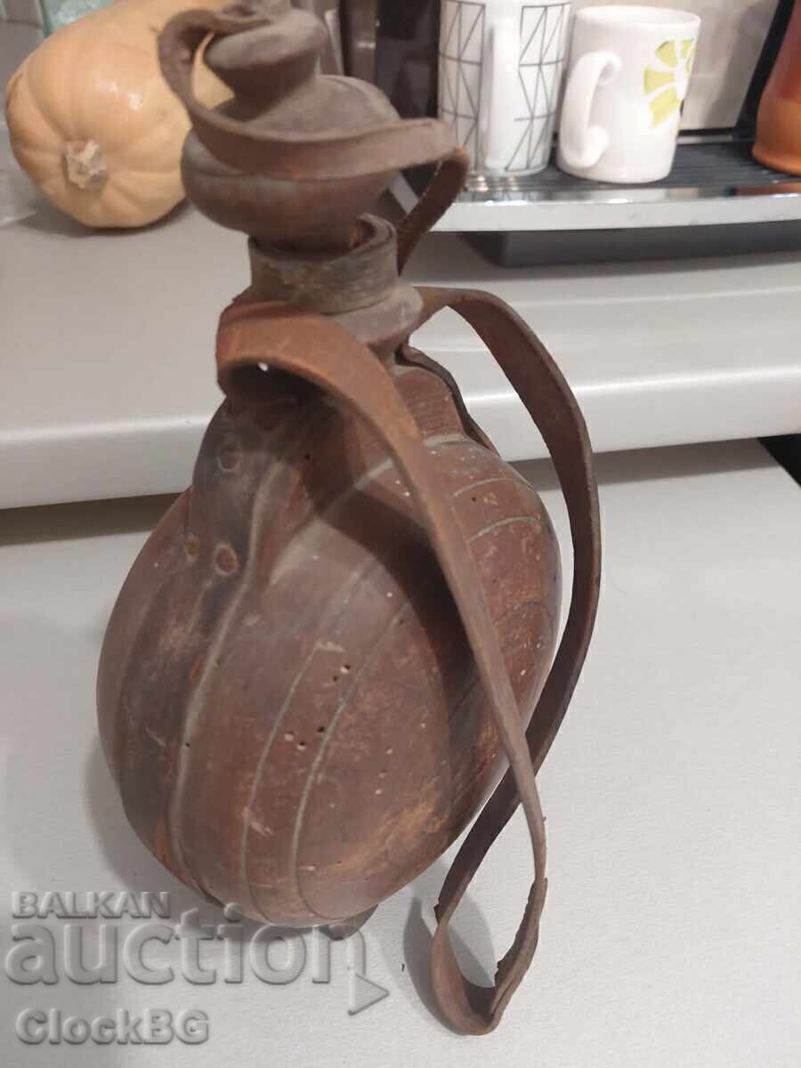 Veche cană de lemn balcanică / sticlă de călătorie