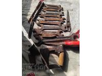 O mulțime de unelte vechi