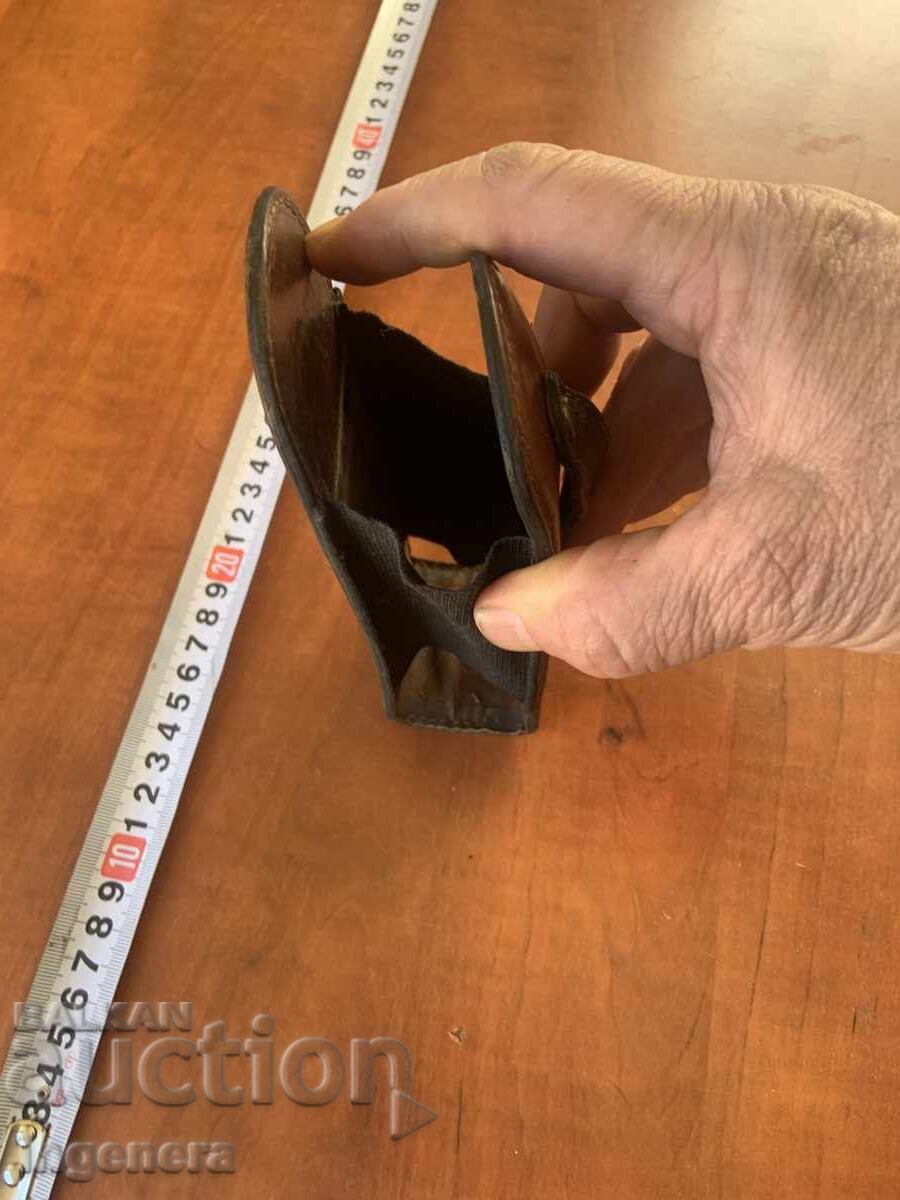 Licitație HUSA DE PIELE TOC PENTRU ASCUȚITOR, BRUȘ, FOARFECE SAU ALTUL DE MARCĂ Licitație HUSA DE PIELE TOC PENTRU ASCUȚITOR, BRUȘ, FOARFECE SAU ALTUL DE MARCĂ