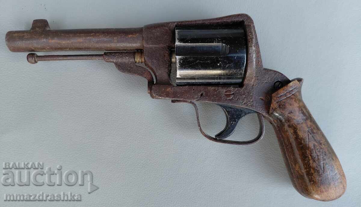 An old revolver with price € 100.00 | 195.58 BGN