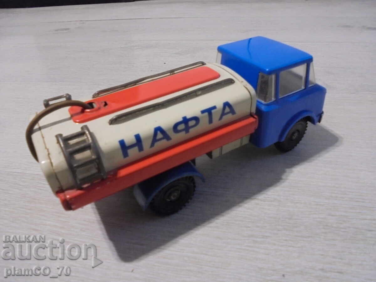 Licitație №*8523 Jucărie veche pentru copii – camion cisternă „NAFTA“