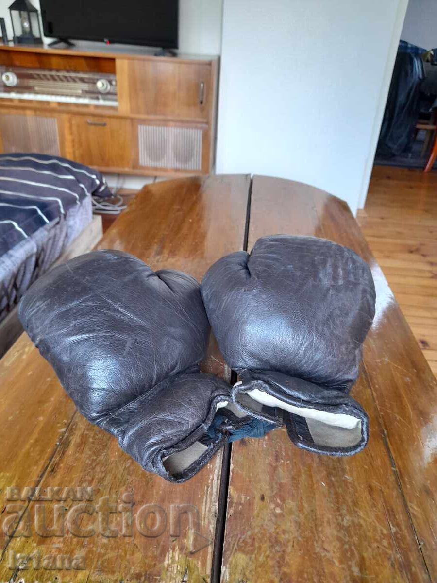 Стари боксови ръкавици с цена € 95.00 | 185.80 лв.