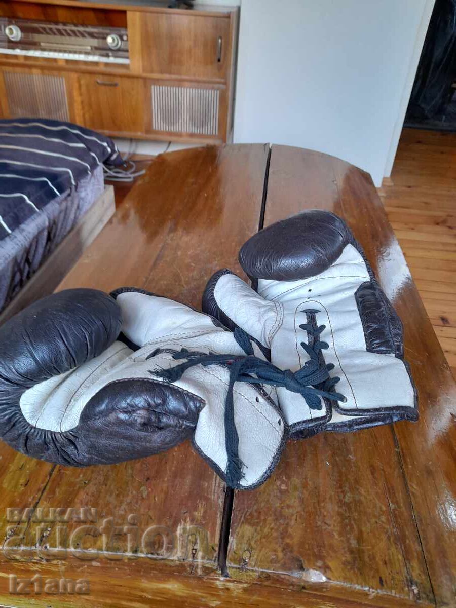 Аукцион Стари боксови ръкавици