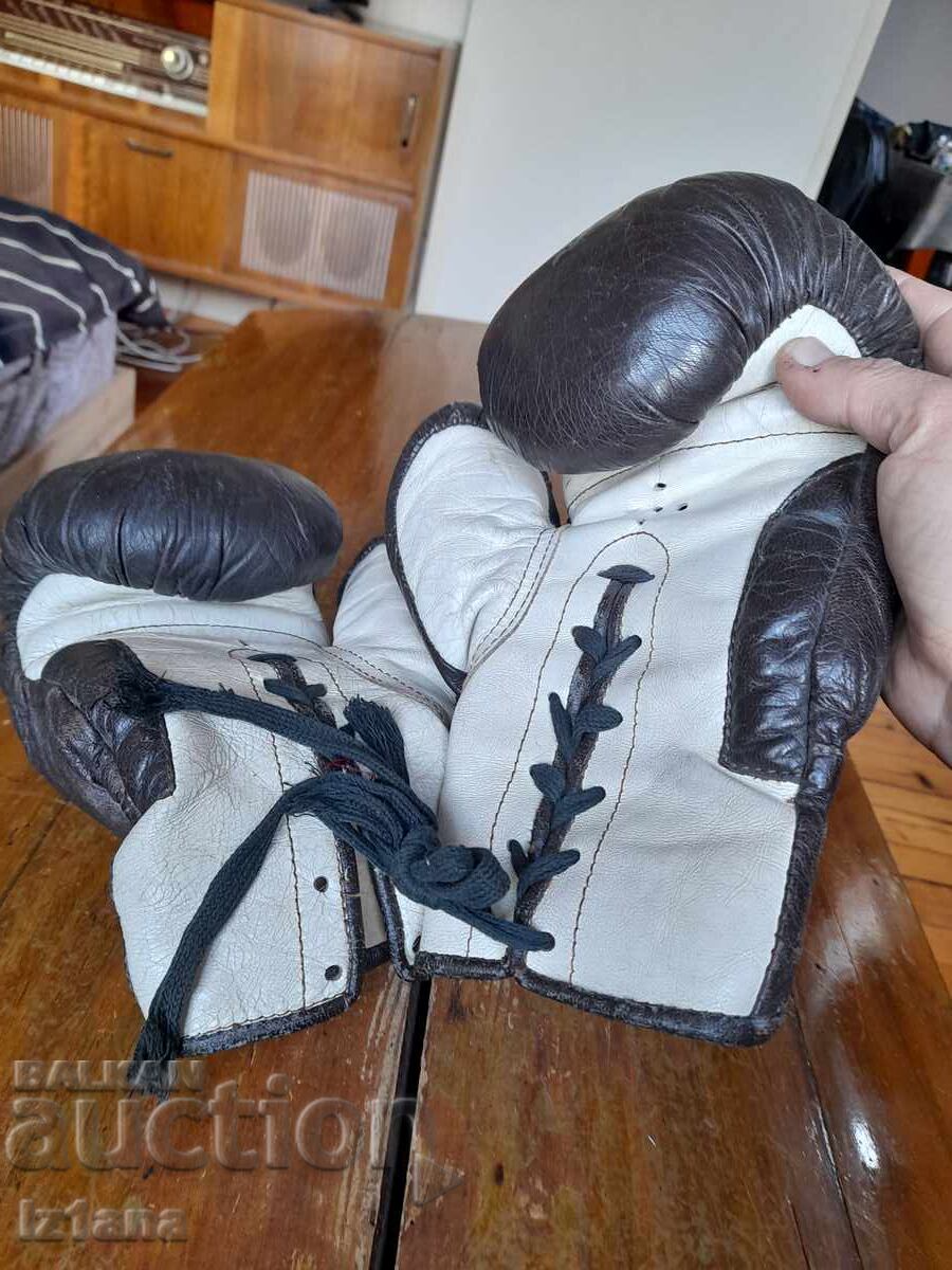 Доставка на Стари боксови ръкавици