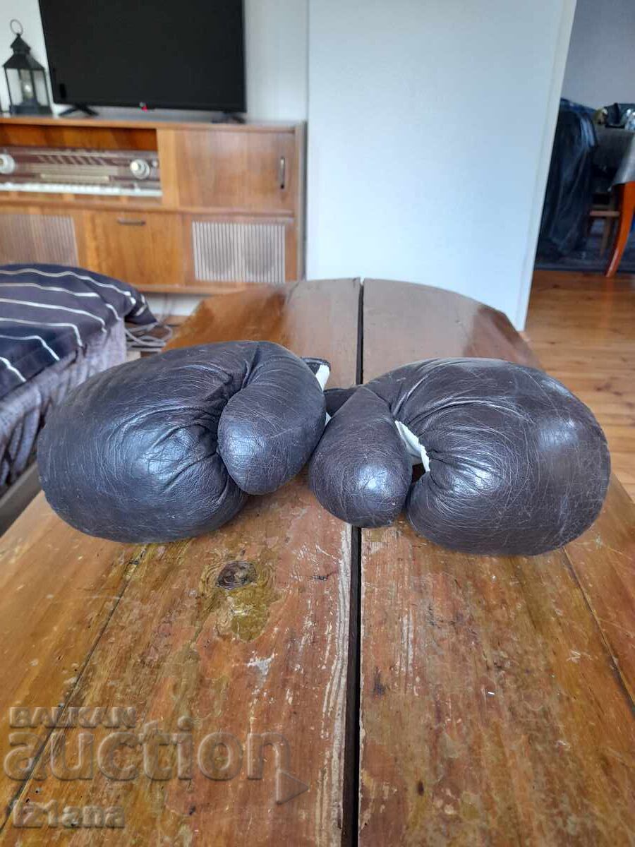 Стари боксови ръкавици