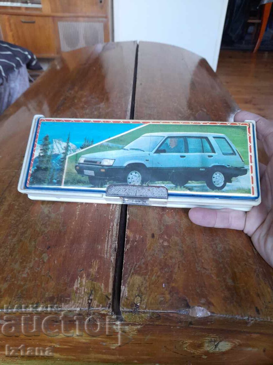 O trusă de școală veche cu preț € 22.00 | 43.03 BGN