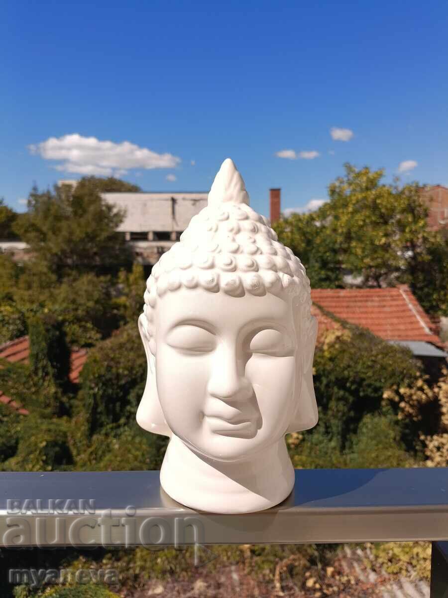 Cap de porțelan al lui Buddha în poziție de relaxare și meditație