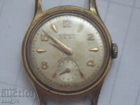 Стар дамски позлатен часовник.