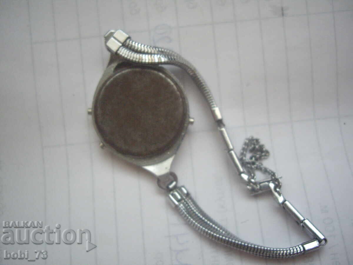 Ceas electronic elegant pentru femei cu preț € 5.00 | 9.78 BGN