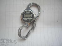 Стар електронен дамски  часовник.