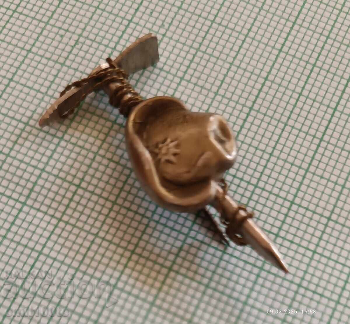 Insignă - Pălărie de turism, sfoară pixel cu preț € 3.00 | 5.87 BGN