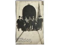 Άντρες μπροστά στην σήραγγα