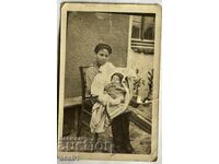 Фотография Майка с дете в двор Черковна