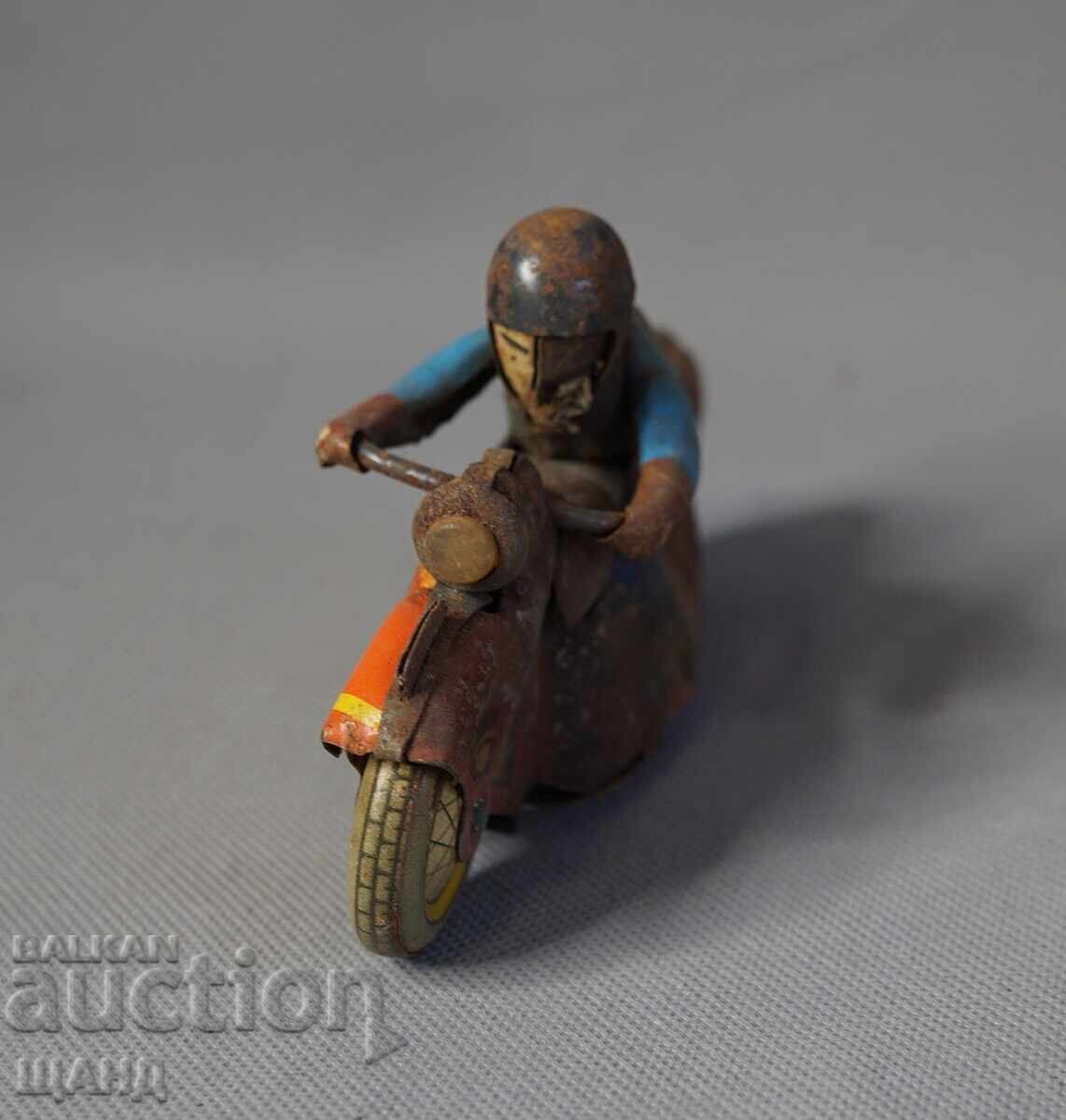 Стара .Метална механична  играчка модел мотор с цена € 10.35 | 20.24 лв.