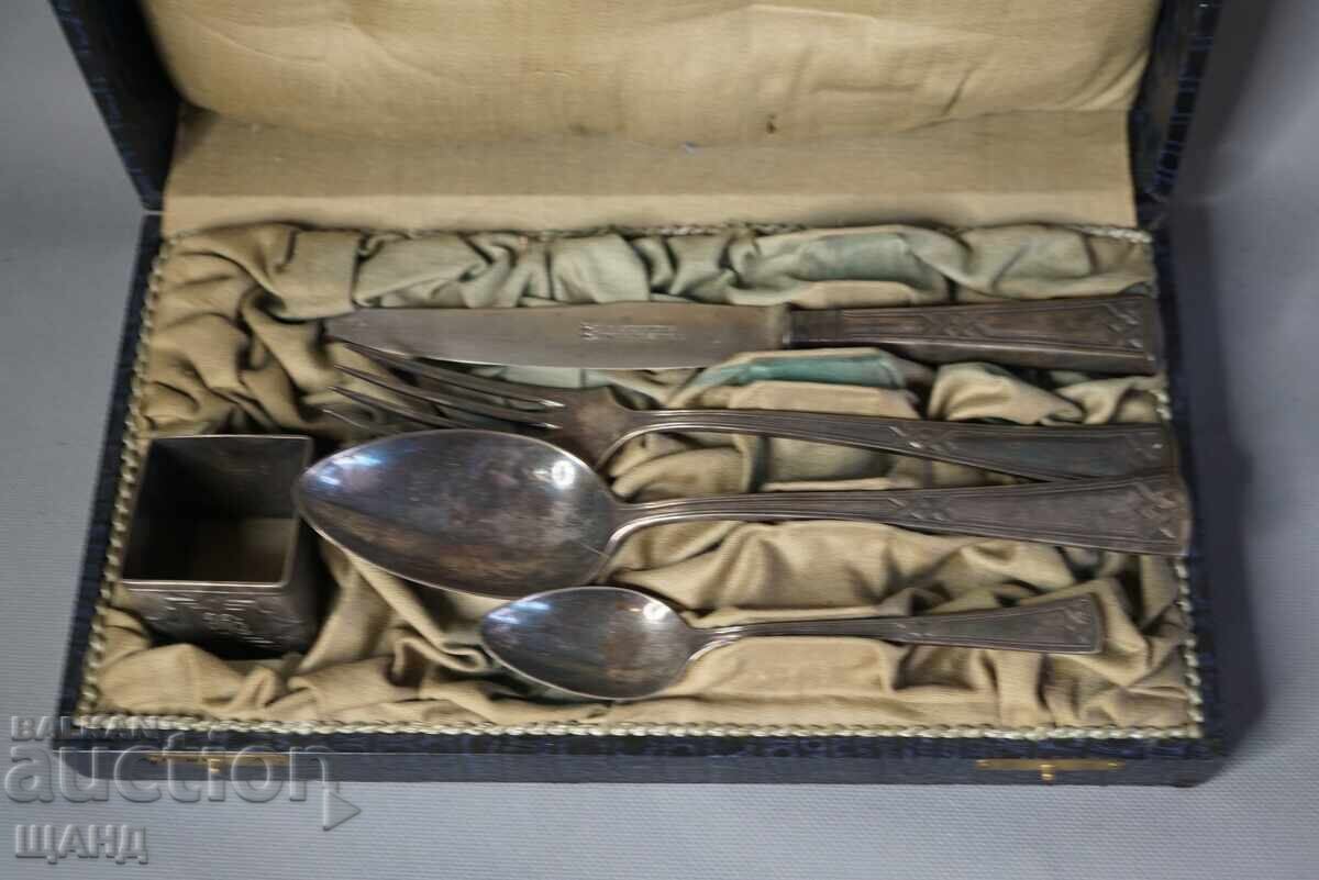 Licitație J.A. HENCKELS Set de tacâmuri argintate cu cutie