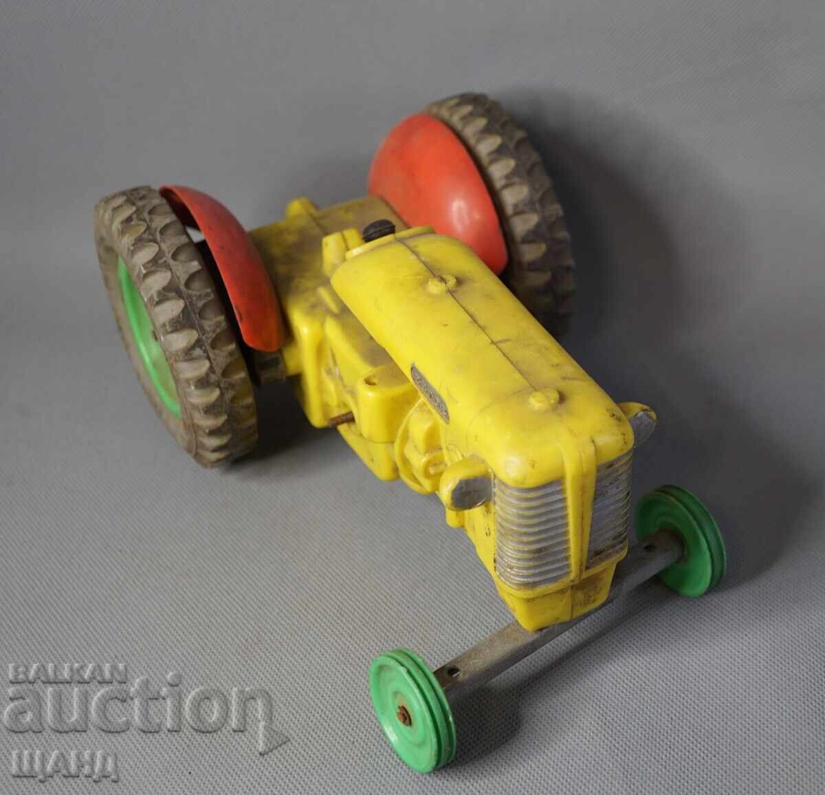Licitație Veche Jucărie Rară din Plastic Model Tractor ZETOR