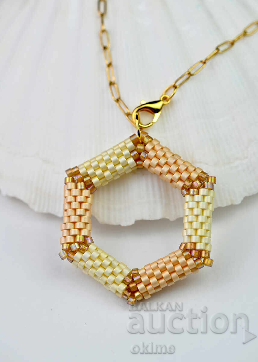 ✨Нежно бежово колие с шестоъгълна висулка с цена € 30.50 | 59.65 лв.