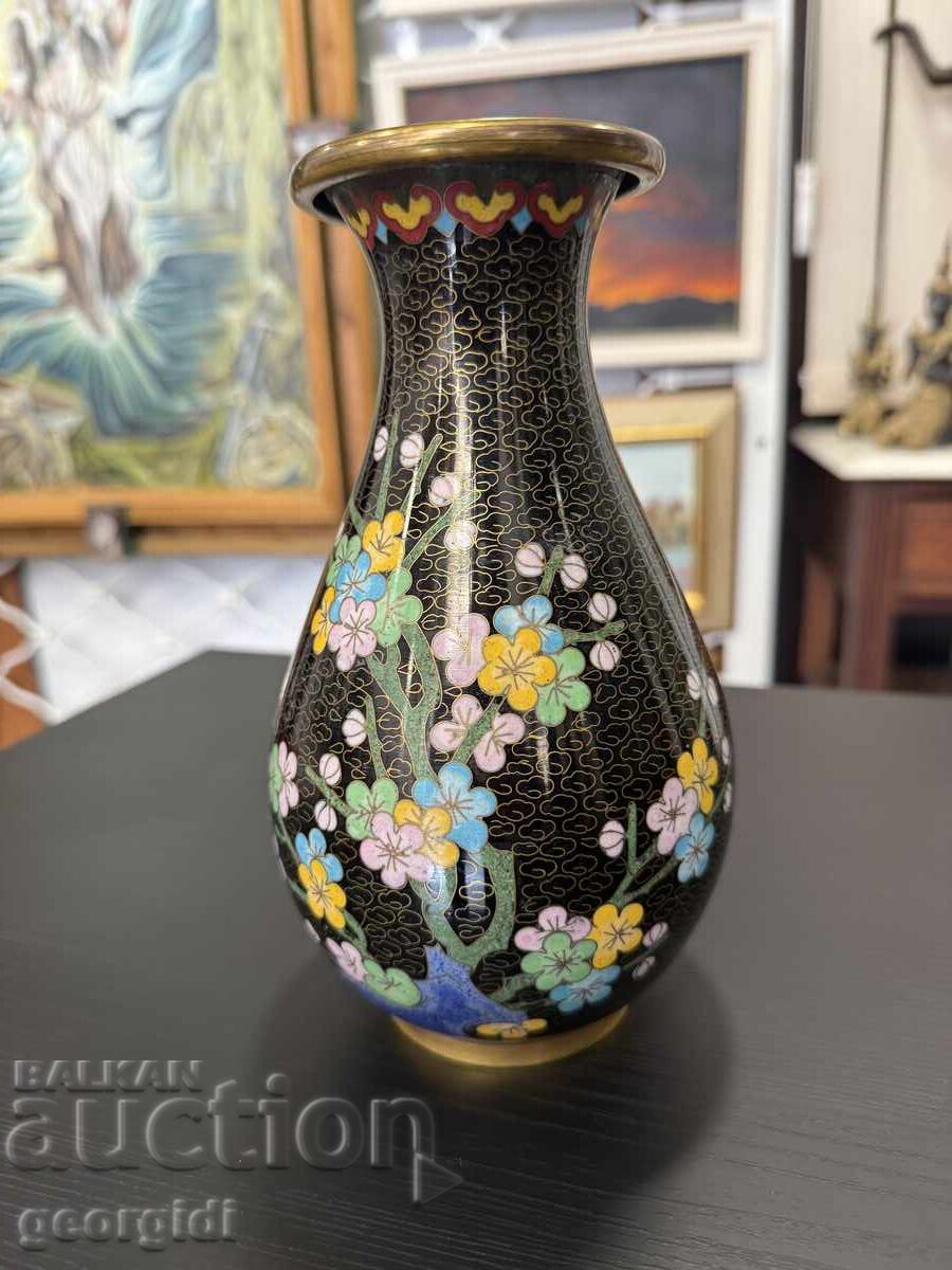 Vază chinezească din bronz cu cloisonné. Nr. 7934 cu preț € 70.00 | 136.91 BGN