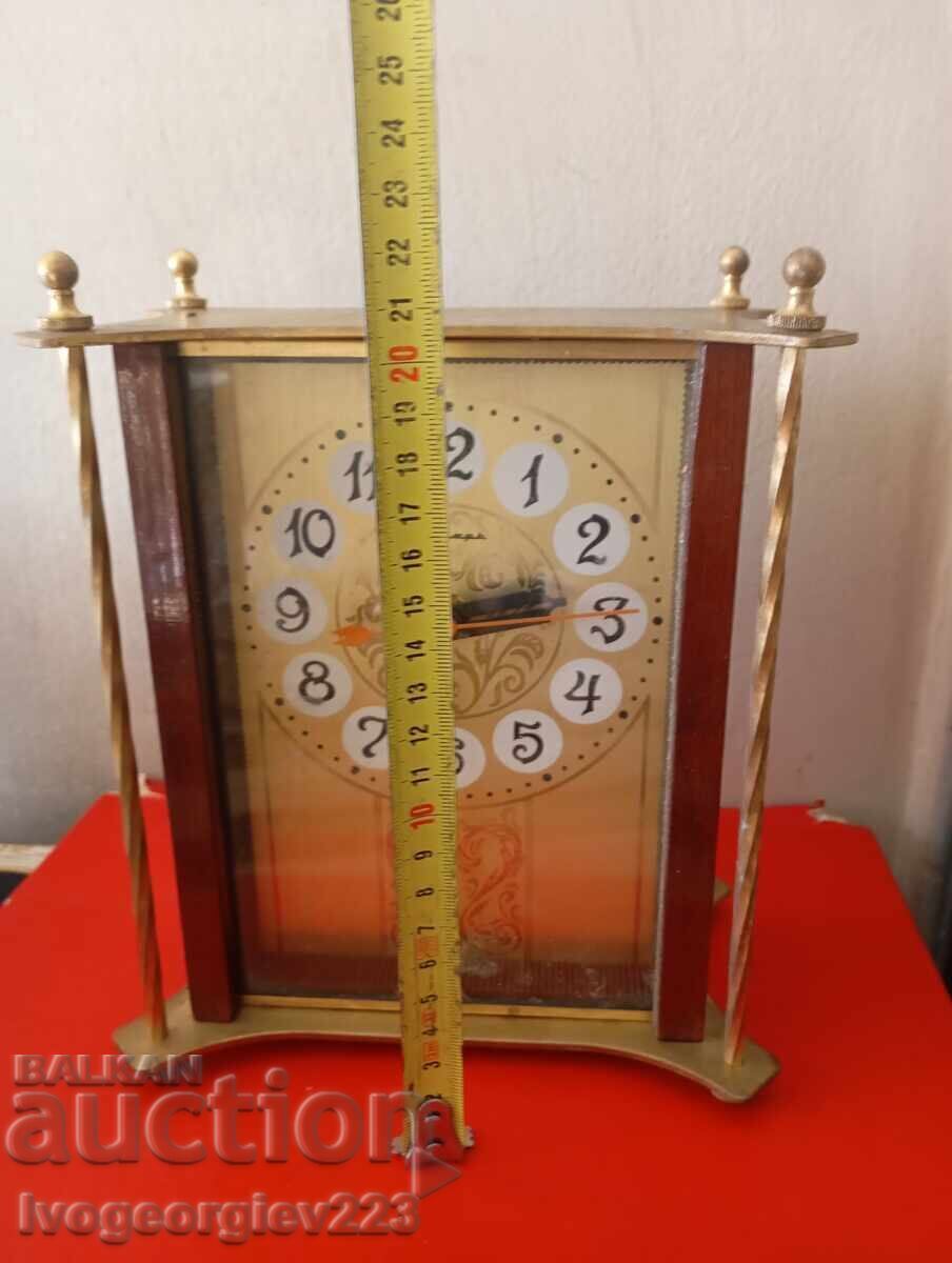 Ceas de masă vintage cu preț € 25.00 | 48.90 BGN