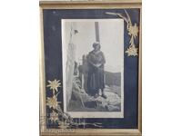 Fotografie portret a unei alpiniste cu 6 buc. Floare de colț