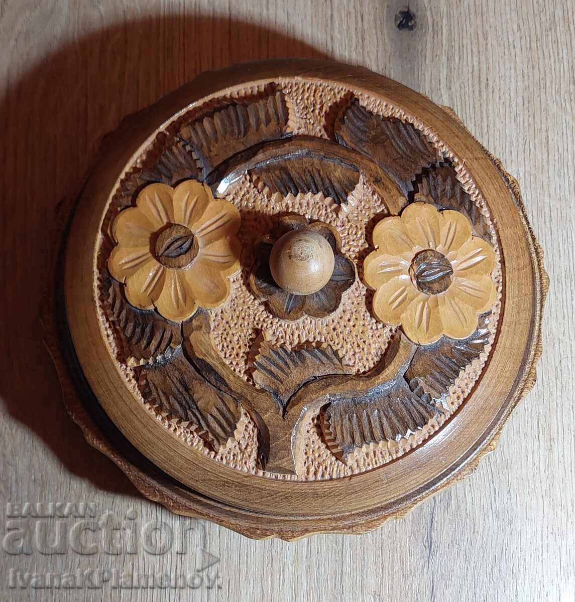 Cutie sculptată pentru cunoscători, excelentă cu preț € 18.00 | 35.21 BGN Cutie sculptată pentru cunoscători, excelentă cu preț € 18.00 | 35.21 BGN