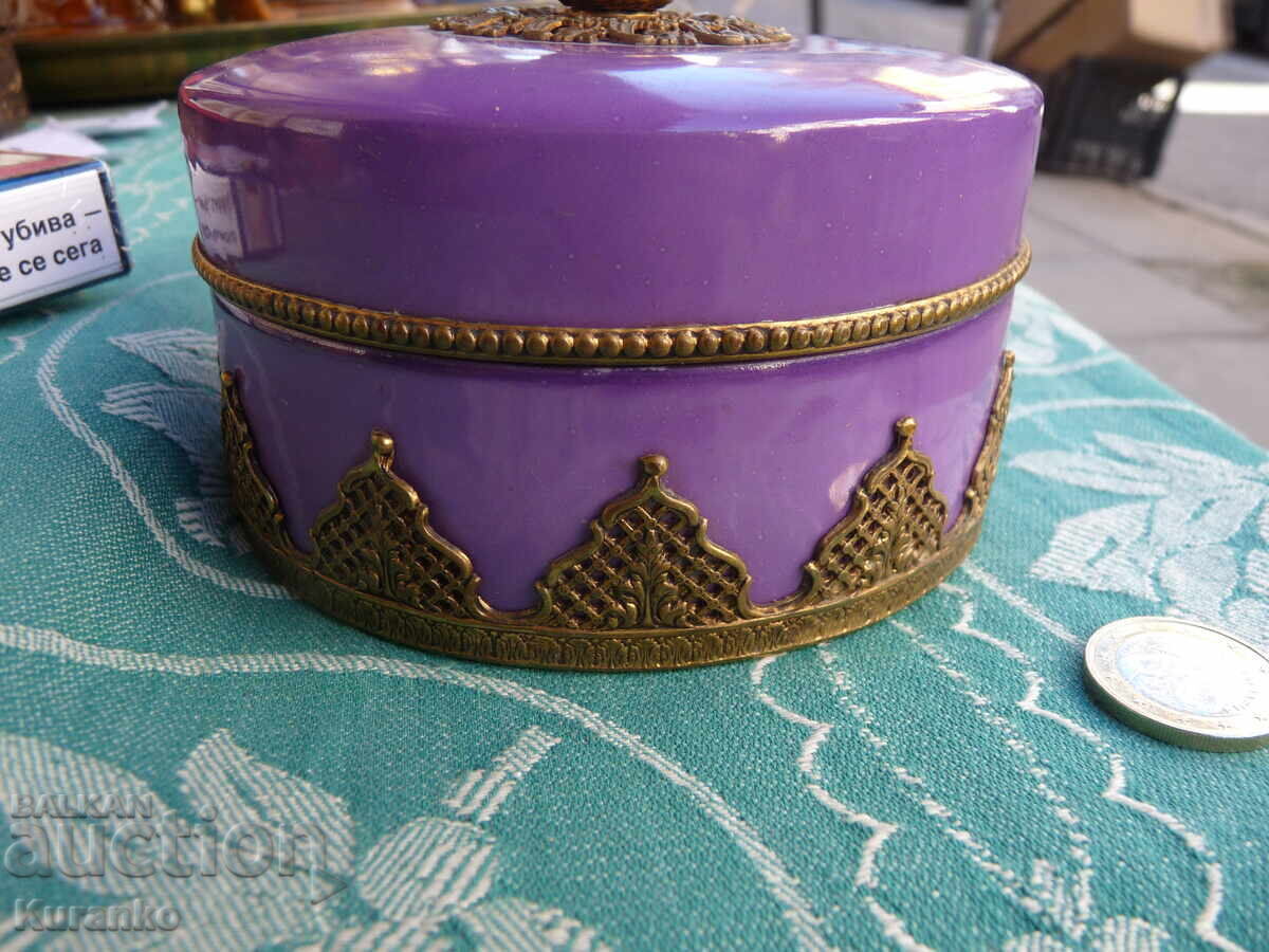 Foarte rar porțelan, feronerie din bronz, alamă Foarte rar porțelan, feronerie din bronz, alamă