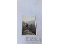 Снимка Мъж с къси панталони на скала в планината