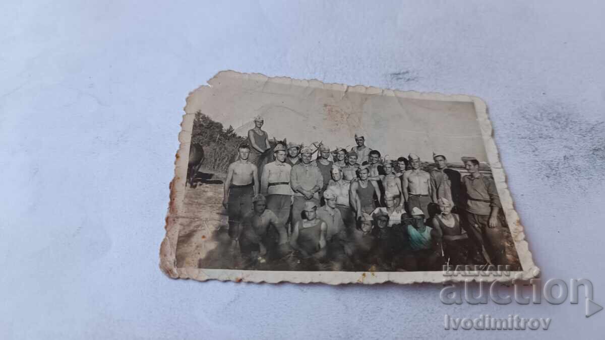 Foto Soldații goi până la talie Foto Soldații goi până la talie