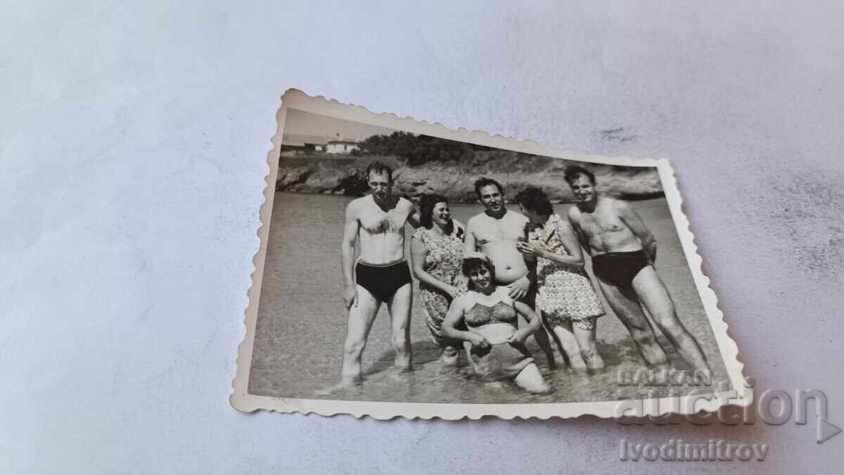 Foto Bărbați și femei pe plajă