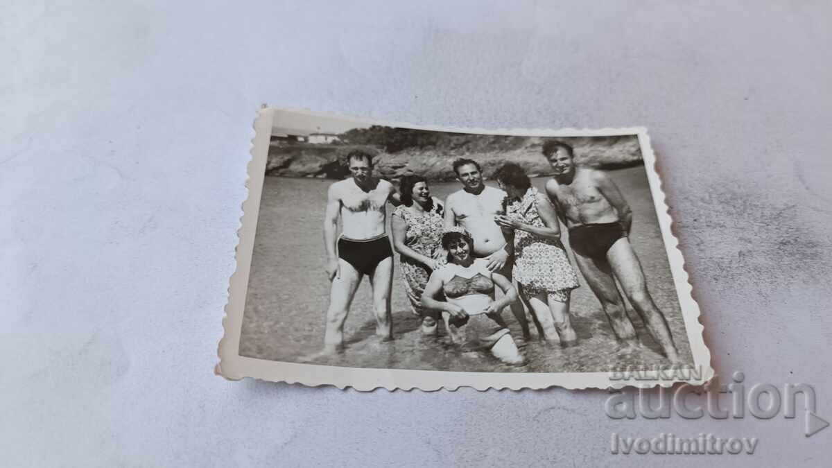 Foto Bărbați și femei pe plajă