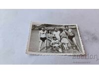 Снимка Мъже и жени на брега на морето