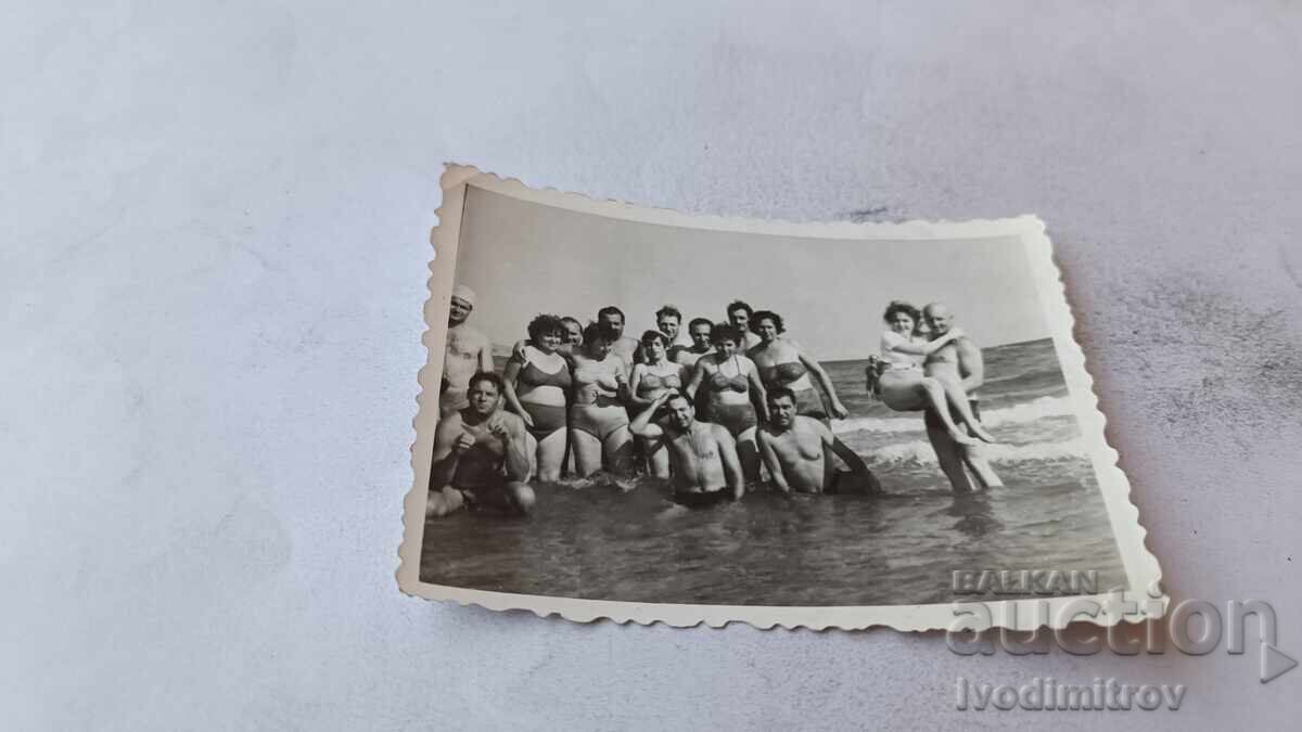Снимка Мъже и жени на брега на морето