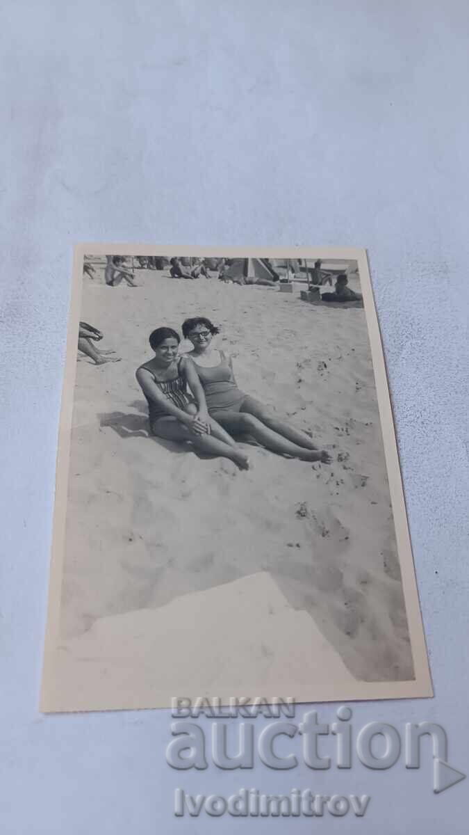 Fotografie Două fete tinere pe plajă