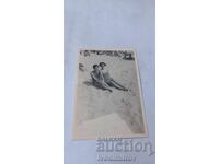 Снимка Две млади момичета на плажа