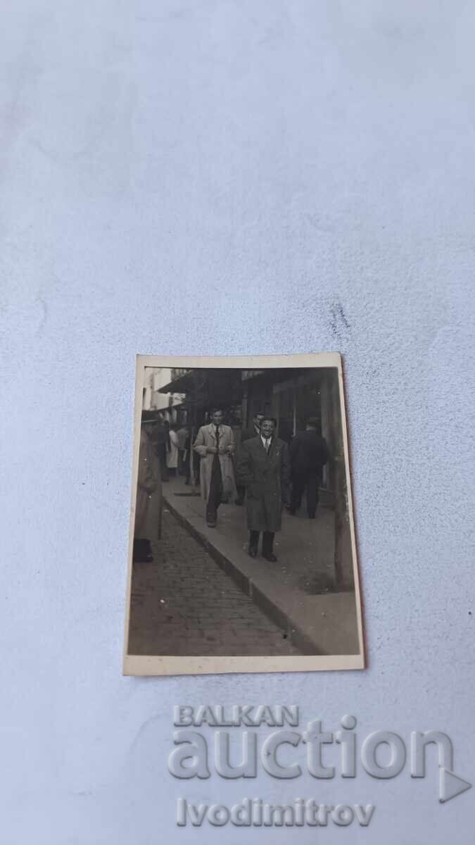 Foto Sofia Doi bărbați la plimbare Foto Sofia Doi bărbați la plimbare