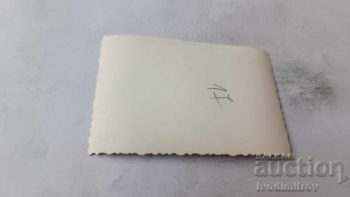 Φωτογραφία Νεαρός άνδρας με σορτς με τιμή € 0.88 | 1.72 BGN