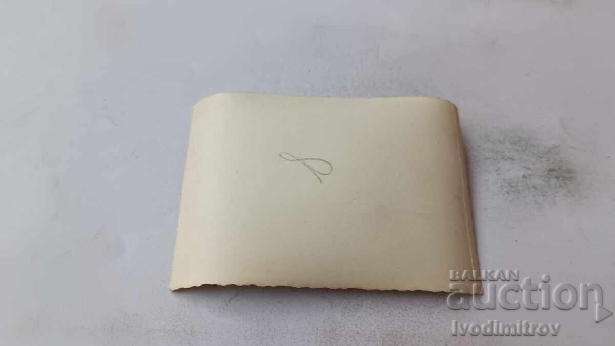 Fotografie tineri în echipament sportiv în curtea școlii cu preț € 0.67 | 1.31 BGN